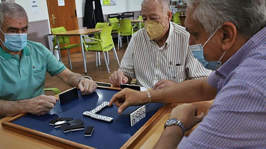 Tres usuarios del centro de participación de la calle Carbonell y Morand.