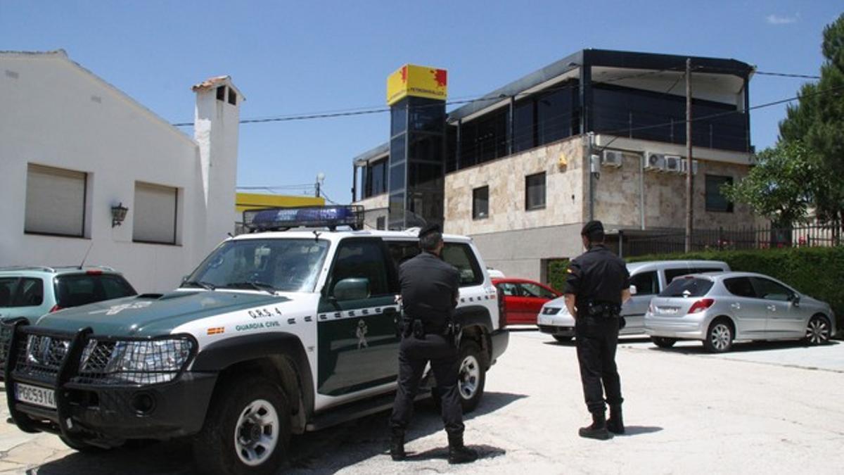 Agentes de la Guardia Civil, en la sede de Petromiralles, en Santa Maria de Miralles, este martes.