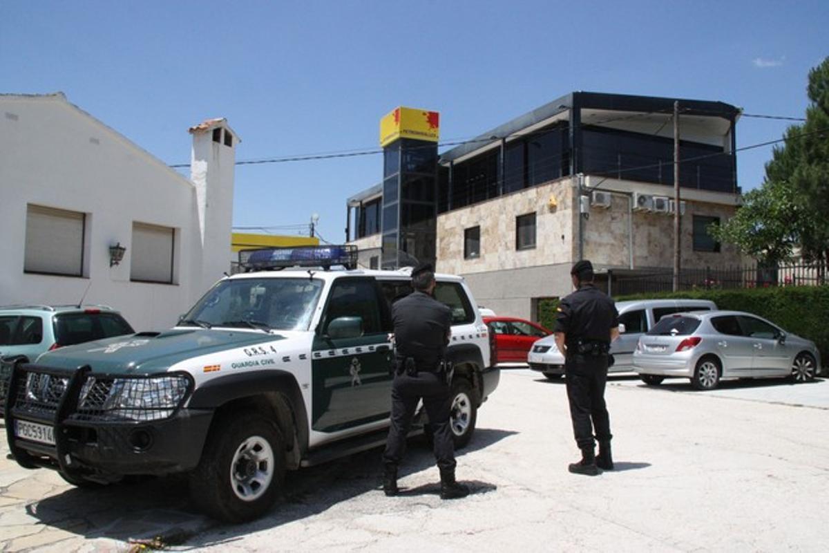 Agents de la Guàrdia Civil, a la seu de Petromiralles, a Santa Maria de Miralles, aquest dimarts. Agents de la Guàrdia Civil, a la seu de Petromiralles, a Santa Maria de Miralles, aquest dimarts.