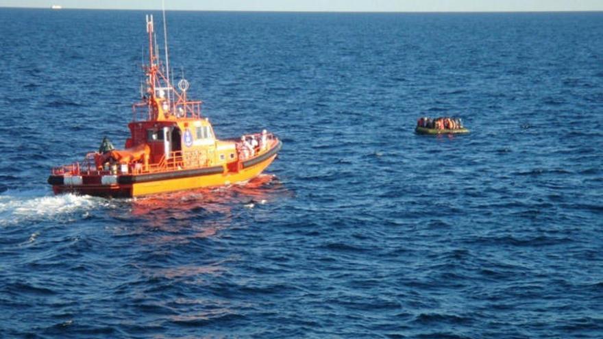 Una embarcación de Salvamento Marítimo se aproxima a una patera en alta mar.