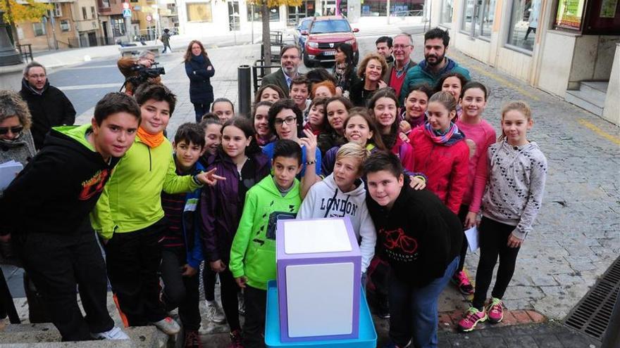 Plasencia estrena una papelera para chicles diseñada por escolares