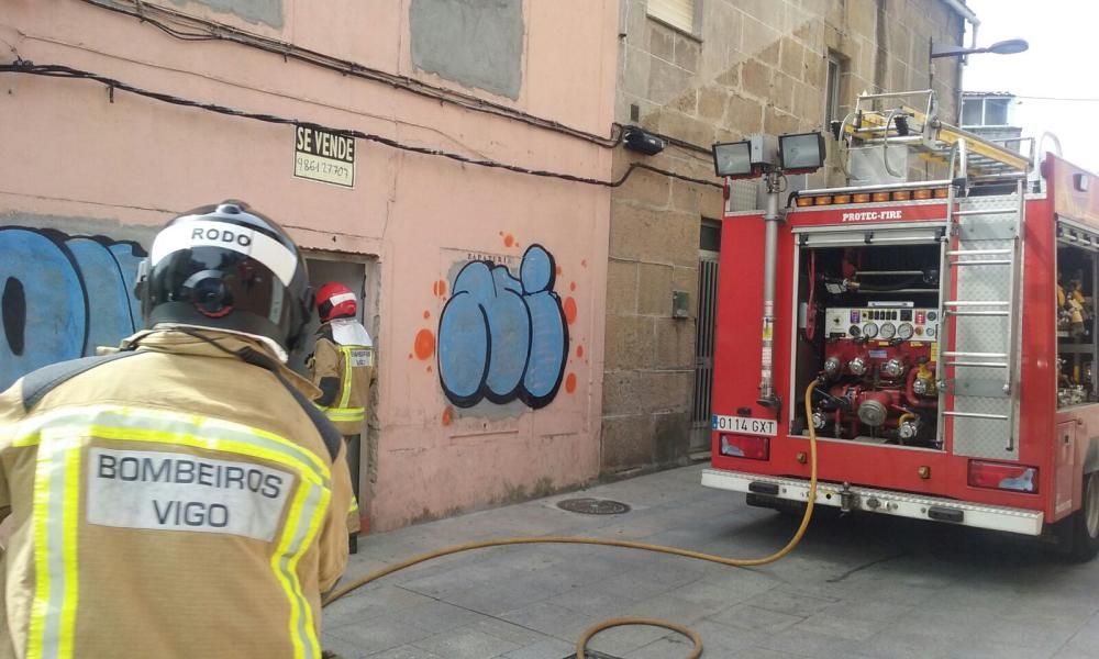 Arde una casa abandonada en Vigo