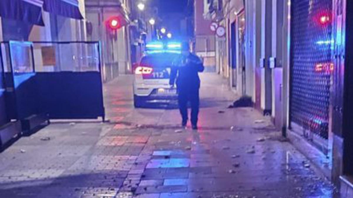 Un agente de la Policía Local de servicio en una calle del centro de la ciudad.