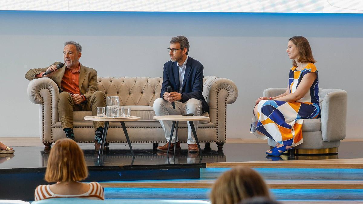 El director gerente del centro, Javier Palau; el director médico, Bader Al-Raies; y la responsable de Experiencia Paciente, Patricia Fernández.