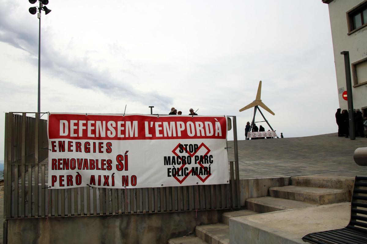 Un cartell en contra del Macroparc Eòlic Marí a Roses