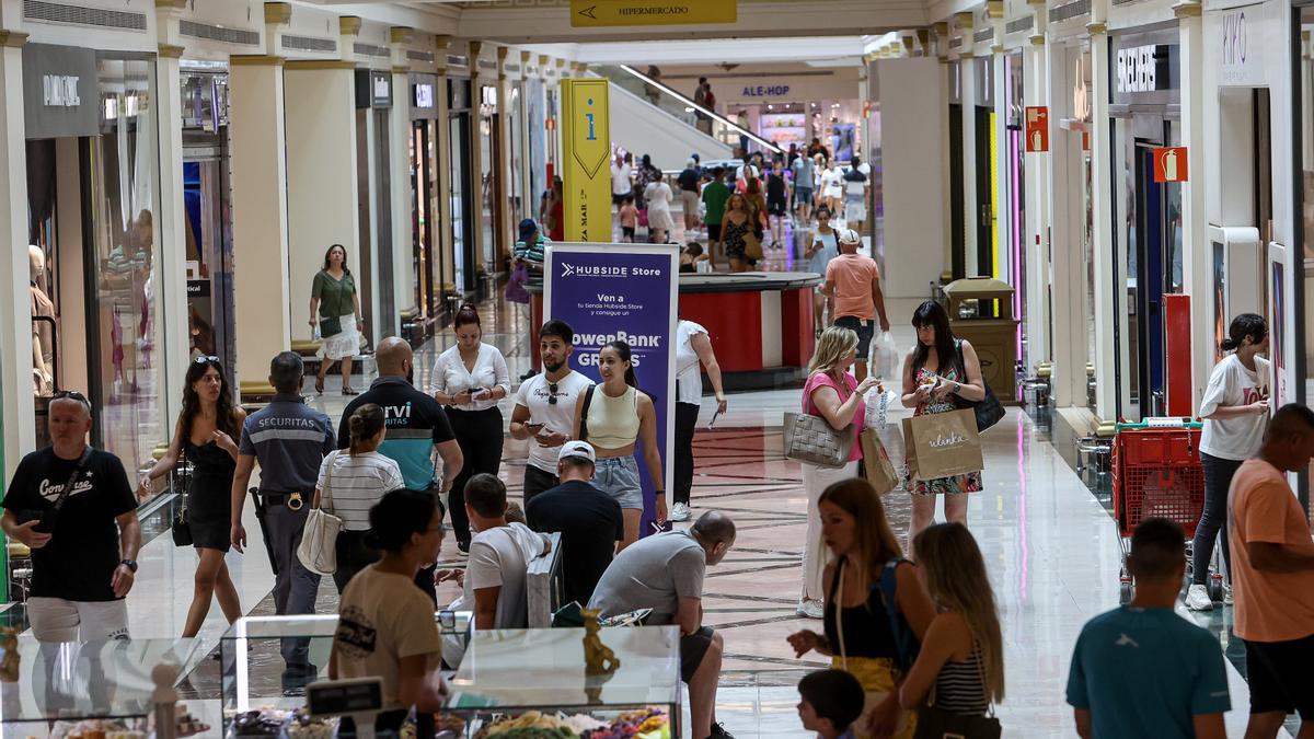 Decenas de personas pasean por un centro comercial de Alicante, este lunes.