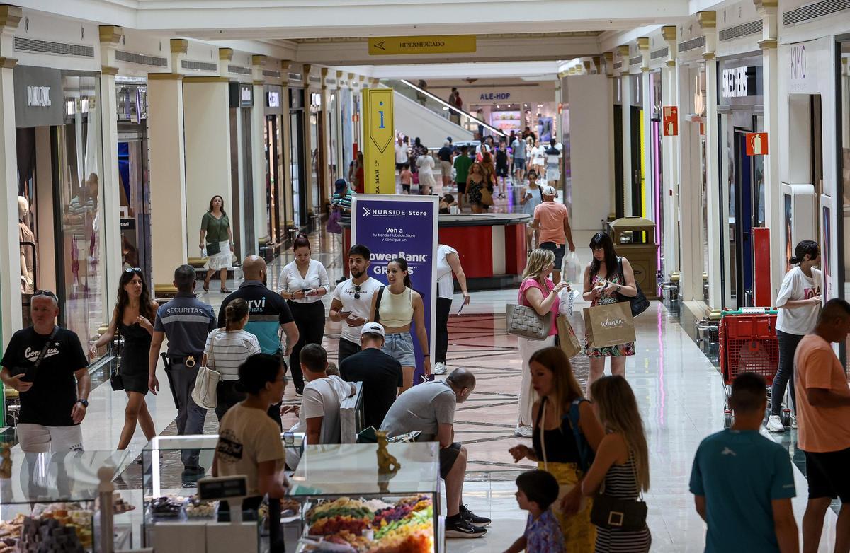 Decenas de personas pasean por un centro comercial de Alicante, este lunes.