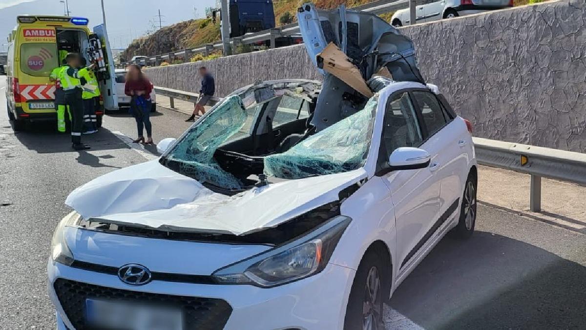 Un camión pierde una rueda y choca contra un vehículo en la TF-1