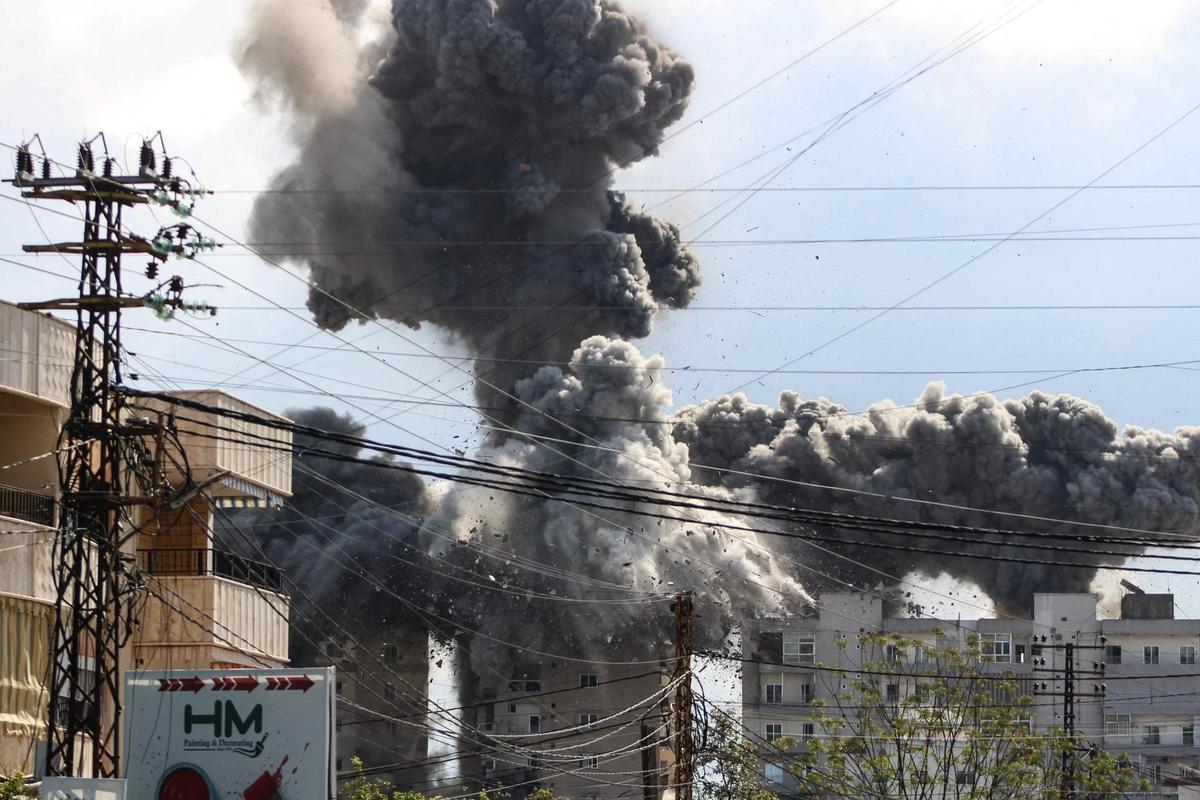 Humo y escombros en el área de Abbasiyeh, en las afueras de la ciudad libanesa de Tyre, tras un ataque de Israel en la zona. Humo y escombros en el área de Abbasiyeh, en las afueras de la ciudad libanesa de Tyre, tras un ataque de Israel en la zona.