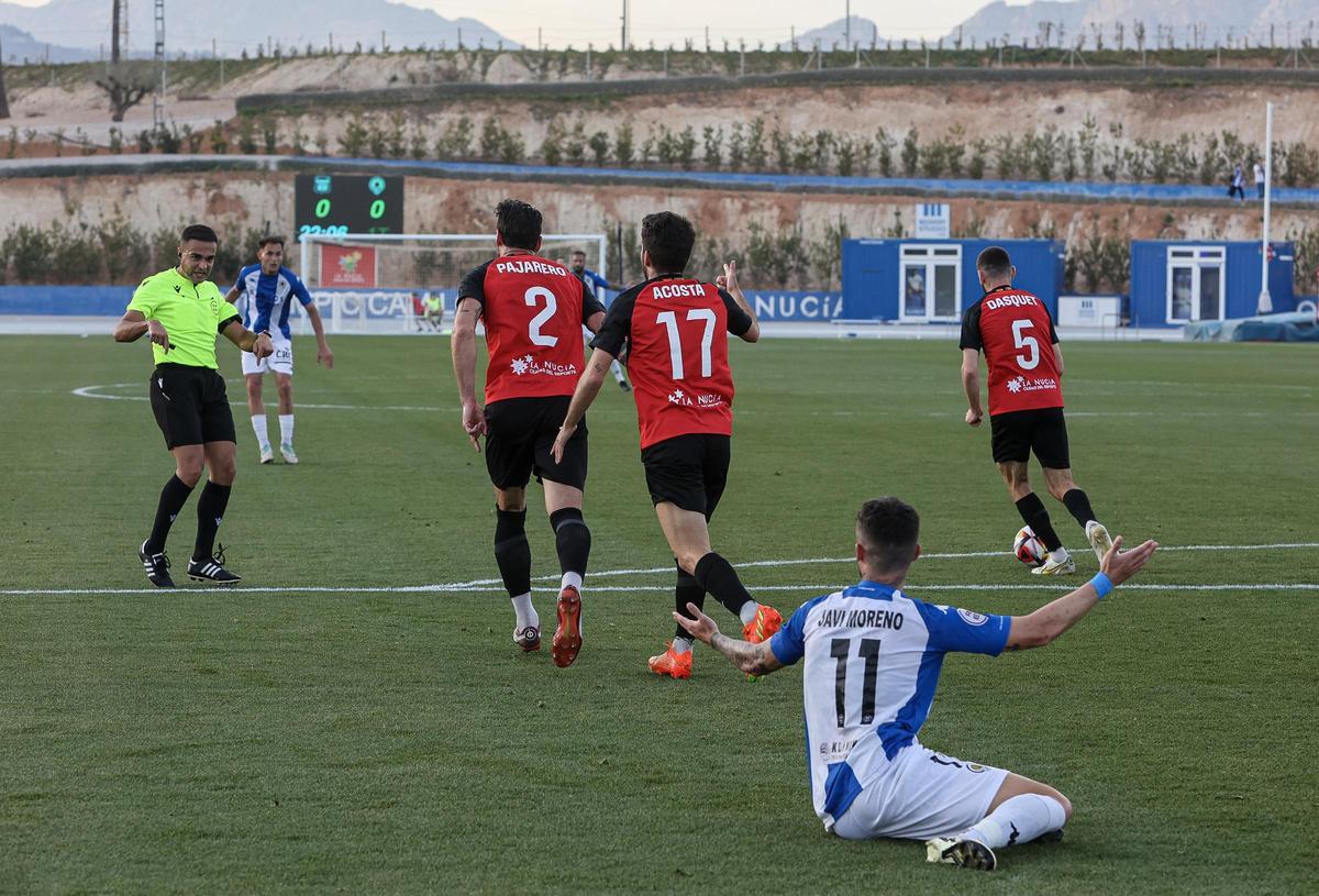 Javi Moreno reclama un posible penalti al colegiado en el minuto 22 del derbi en La Nucía.