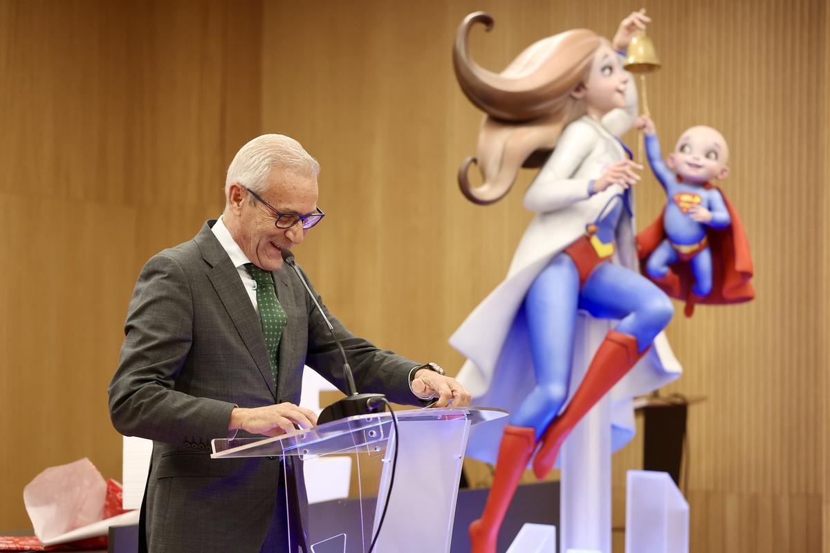 El Hospital Clínico recibe el ninot de "Hope" El Hospital Clínico recibe el ninot de "Hope"