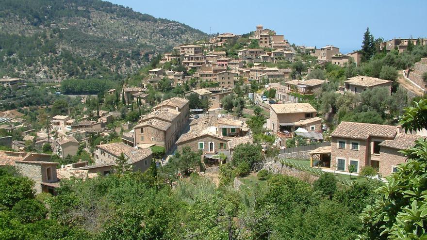 Un agente de polícia de Deià asiste al nacimiento de una bebé