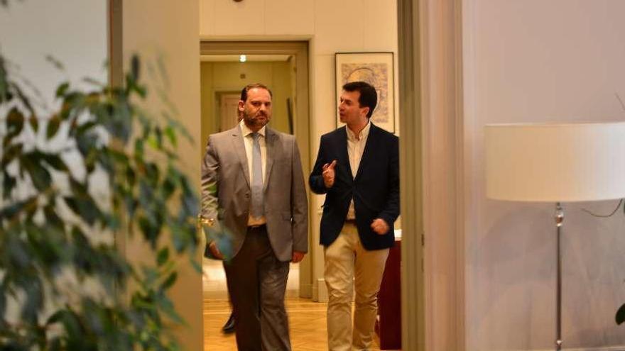 Gonzalo Caballero, a la derecha, y Ábalos en la sede del PSOE en Madrid el verano pasado. // I. V.