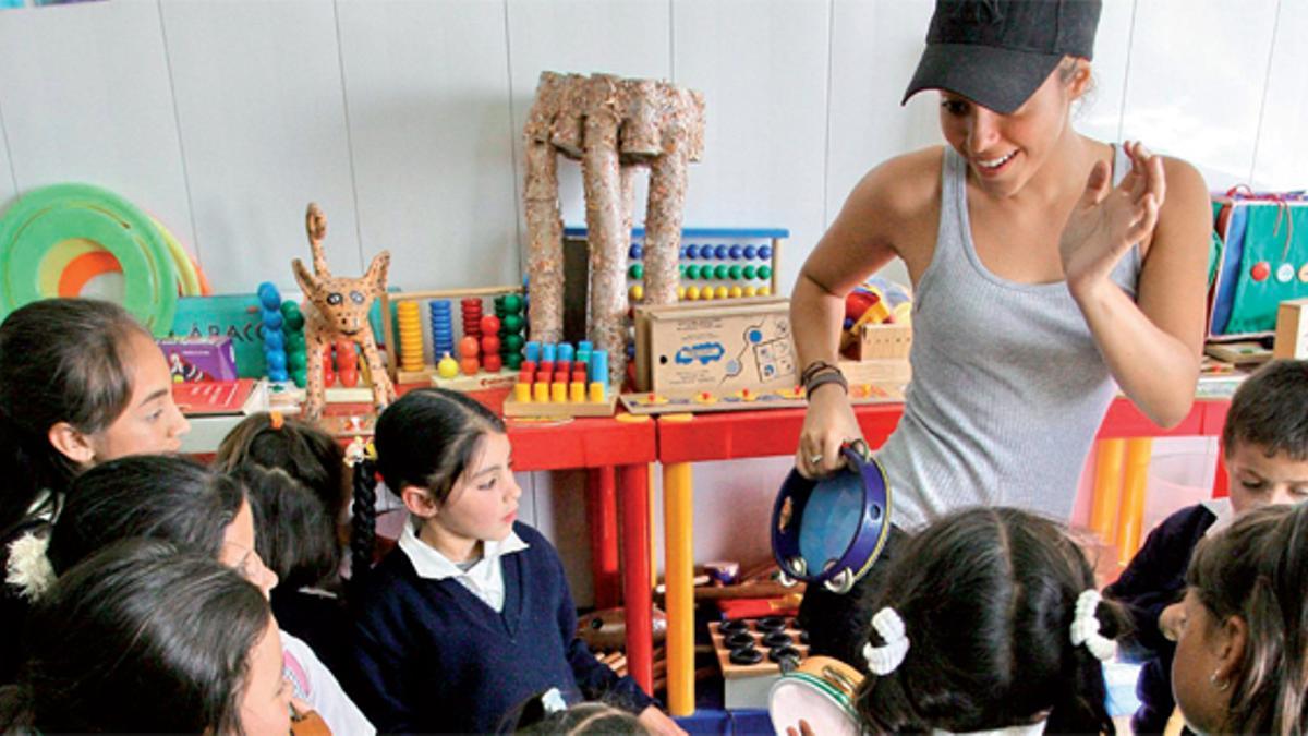 La cantante Shakira visitando a un grupo de niños en un colegio, en Colombia.