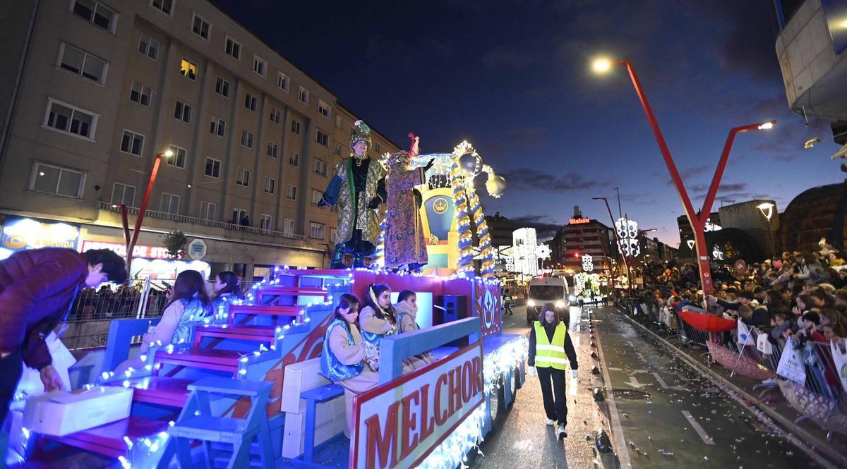 Los Reyes Magos recorren las calles de Vigo