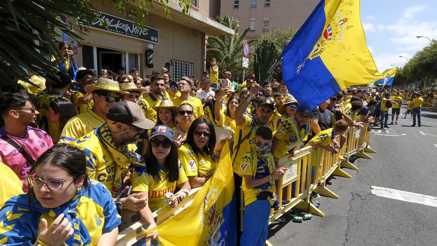 Aficionados de la UD Las Palmas en la previa con el Valencia