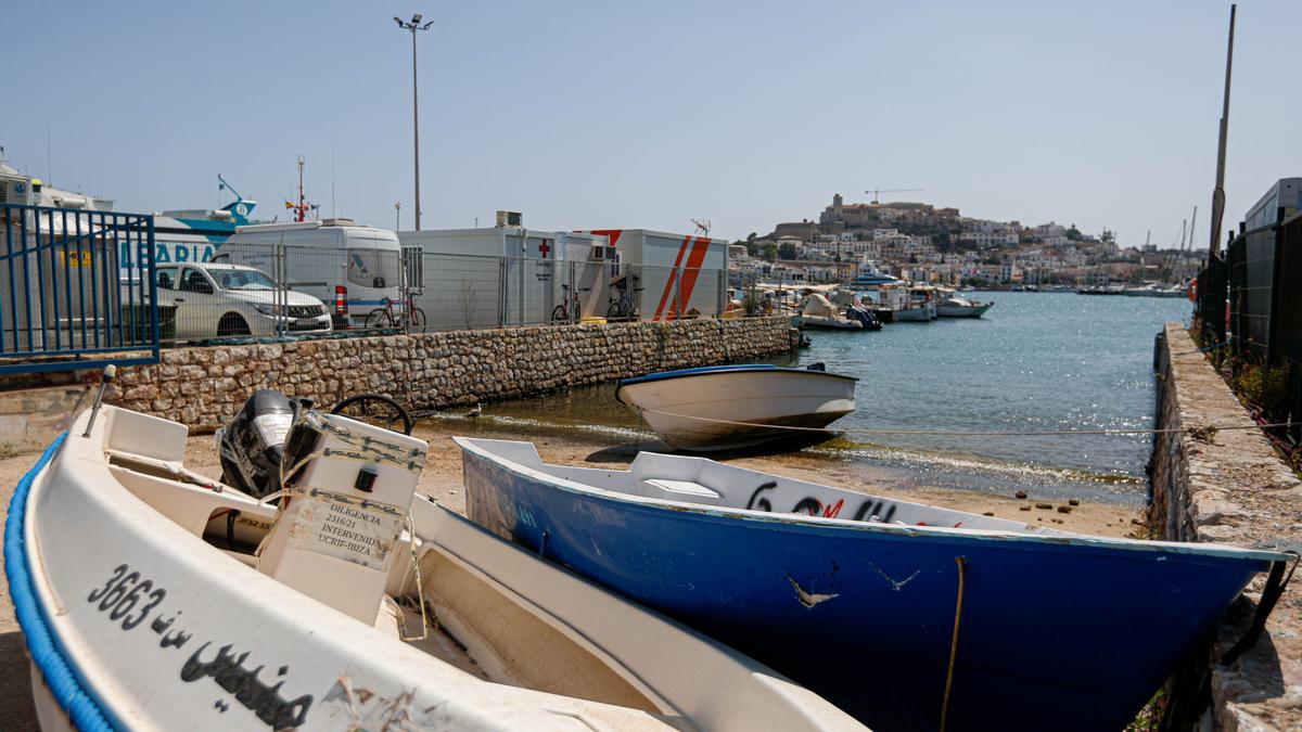 Imagen de archivo de dos pateras llegadas a las Pitiusas, en el puerto de Ibiza.