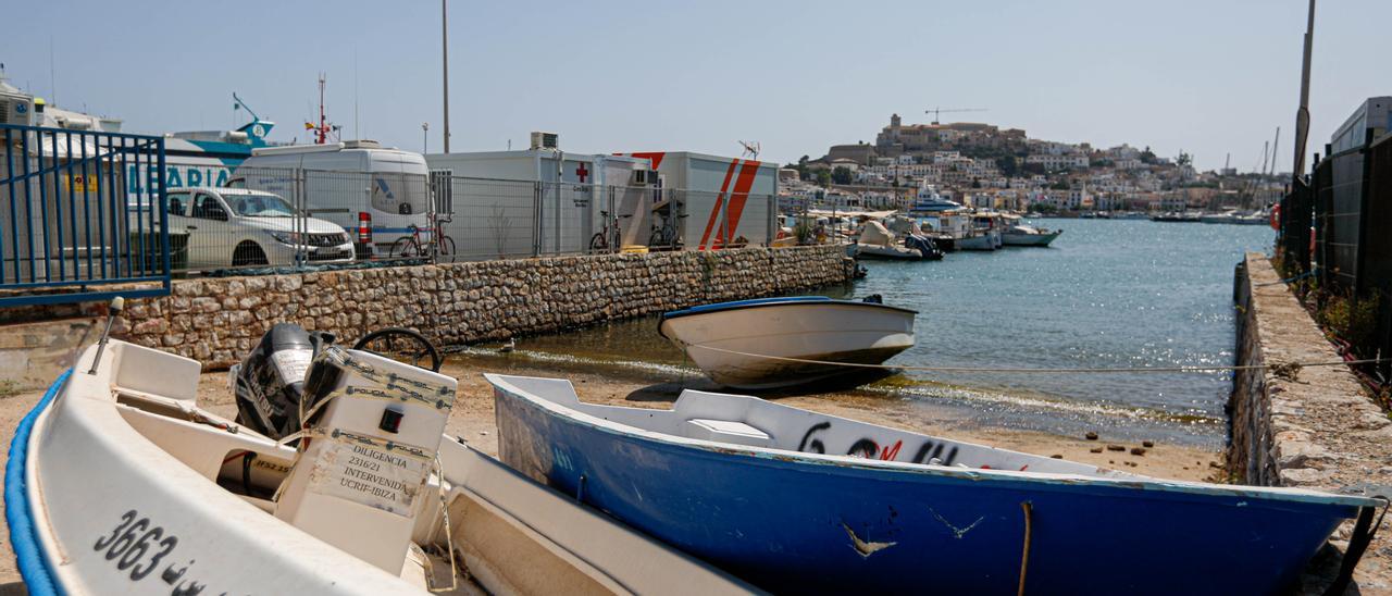 Dos pateras llegadas a las Pitiusas, en el puerto de Ibiza. Toni Escobar