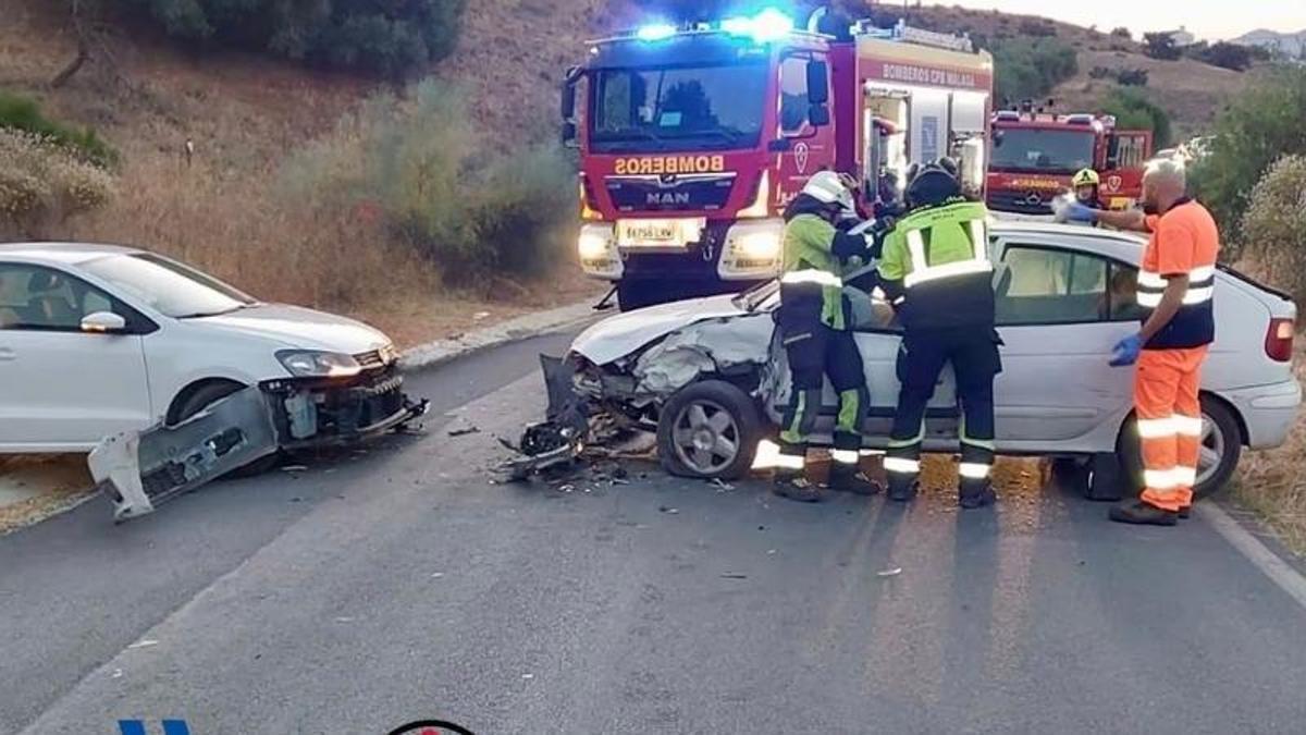 Efectivos del CPB intervienen tras un accidente entre dos vehículos en la MA-3400 en Coín