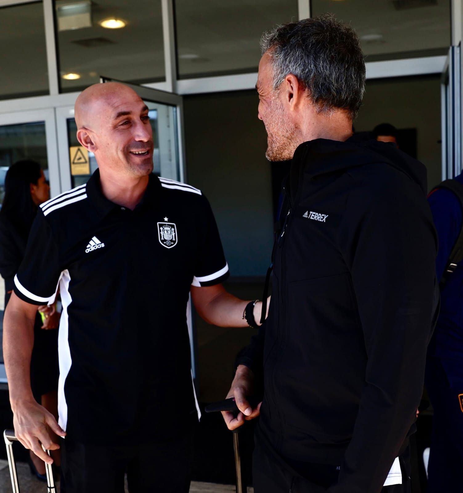 Luis Enrique saluda a Rubiales antes de iniciar el viaje a Portugal.