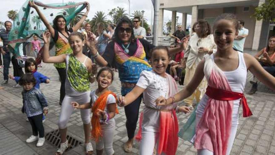 Un grupo de niñas durante el taller de baile de Bollywood de las hermanas Sadarangani, ayer, en la calle Tenerife. | quique curbelo