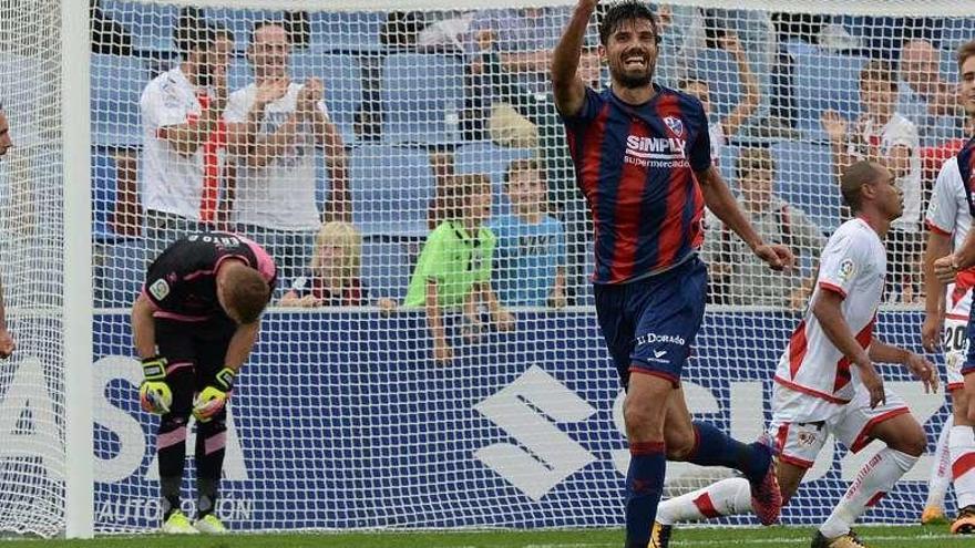 Aguilera celebra un gol ante el Rayo Vallecano.