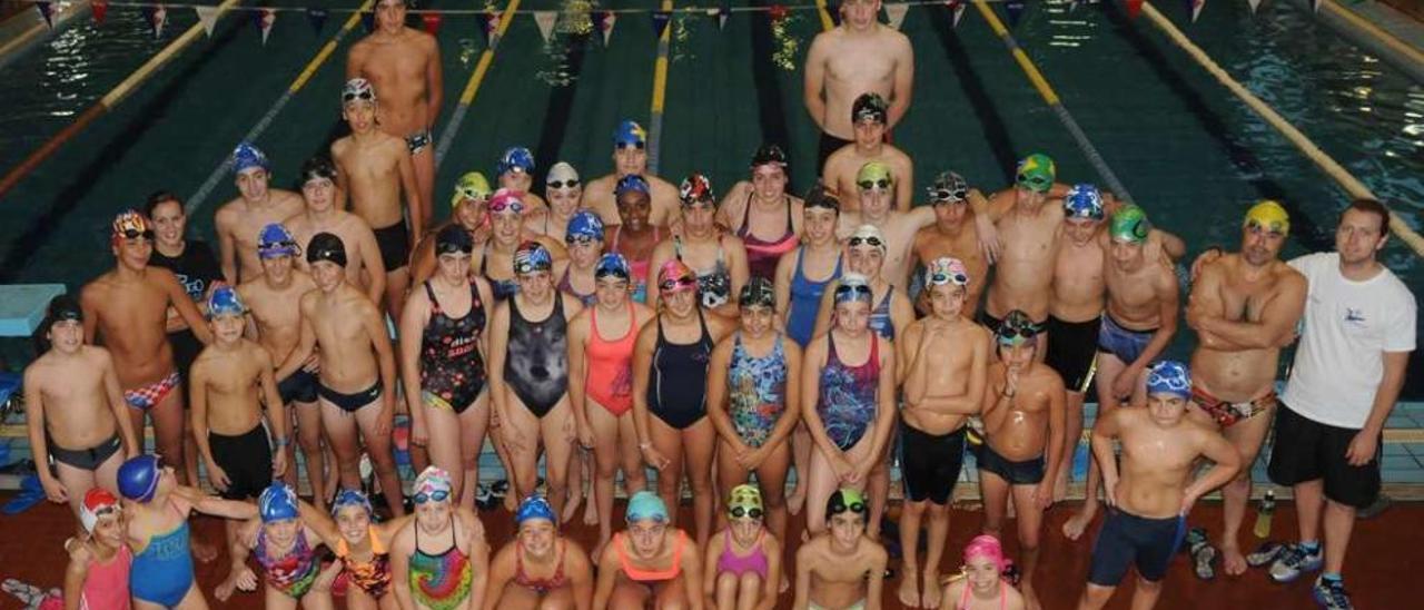 Los componentes del equipo de natación del Náutico en su emblemática piscina. E. A.