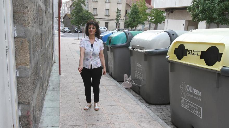 Justa Rodríguez, junto al contenedor donde fue hallado el bebé.