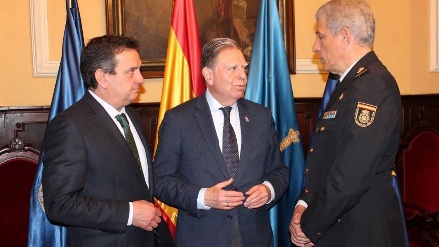 En el centro, Alfredo Canteli, con Luis Antuña (izquierda) y Luis Carlos Espino. | Ayuntamiento de Oviedo