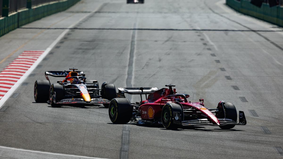 Charles Leclerc y Max Verstappen, en el Gran Premio de Azerbaiyán