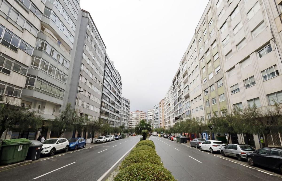 Tramo de Travesía de Vigo donde se venden trasteros con okupas dentro.
