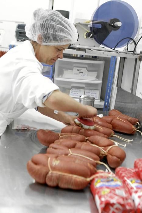 Kleine Ökonomie der Streichwurst: Neben der handwerklich gefertigten Variante gibt es auch eine Großproduktion. Marktführer ist seit Jahrzehnten El Zagal.