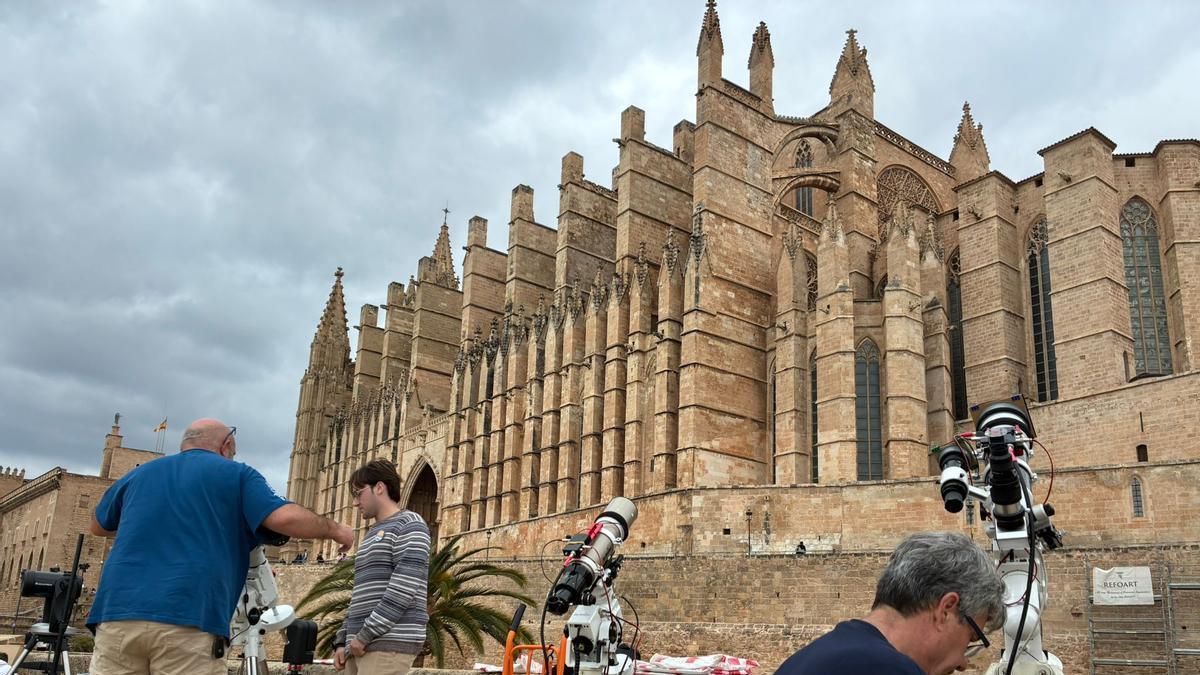 ASTRONOMÍA ECLIPSE MALLORCA 2026 | Más de veinte telescopios toman Ses Voltes para celebrar el Dia de les Illes Balears ASTRONOMÍA ECLIPSE MALLORCA 2026 | Más de veinte telescopios toman Ses Voltes para celebrar el Dia de les Illes Balears