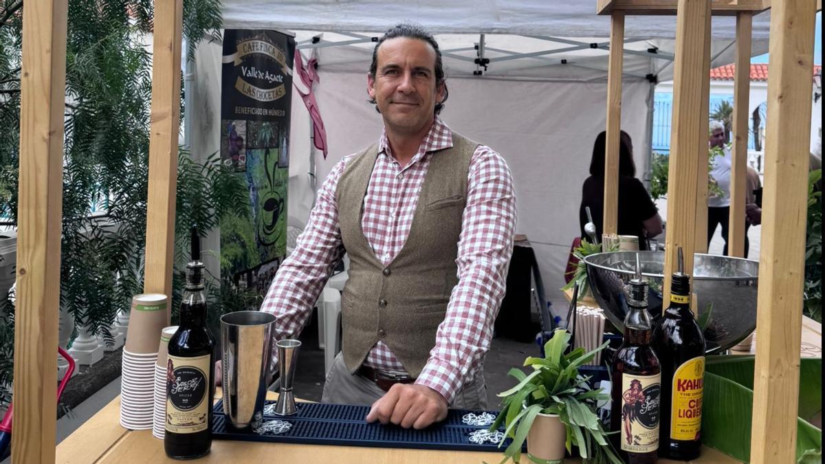 El coctelero Tahiche Puig muestra su cóctel vanguardista elaborado con café de Agaete.