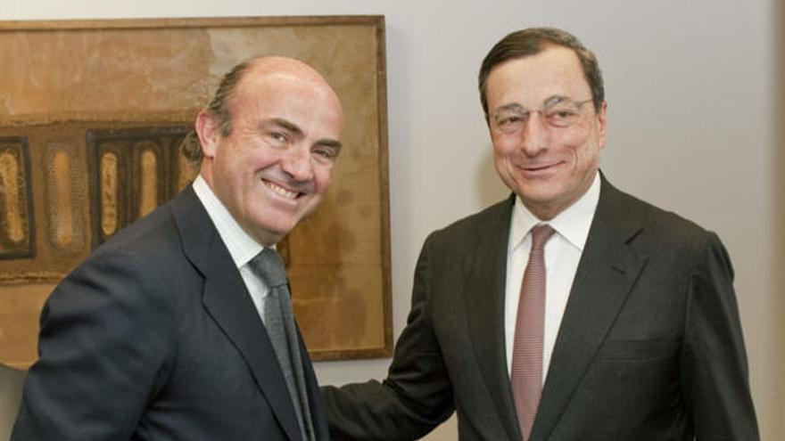 Fotografía facilitada por el BCE en la que aparecen el ministro de Economía, Luis de Guindos (i) y el presidente del Banco Central Europeo (BCE), Mario Draghi.