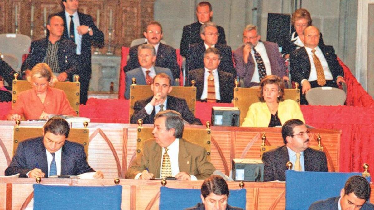 Olivas y Zaplana, derecha, en un pleno de las Corts en Xàtiva celebrado en 1997.