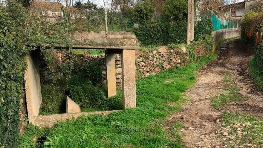 Tramo deteriorado del Camino de Santiago, con la fuente inutilizada.