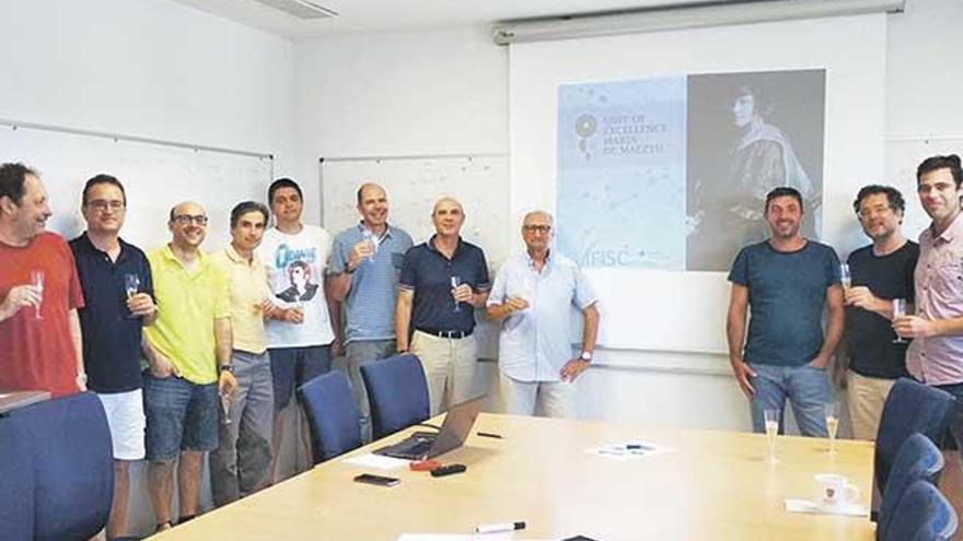 Investigadores del IFISC celebrando la acreditación como unidad de excelencia.