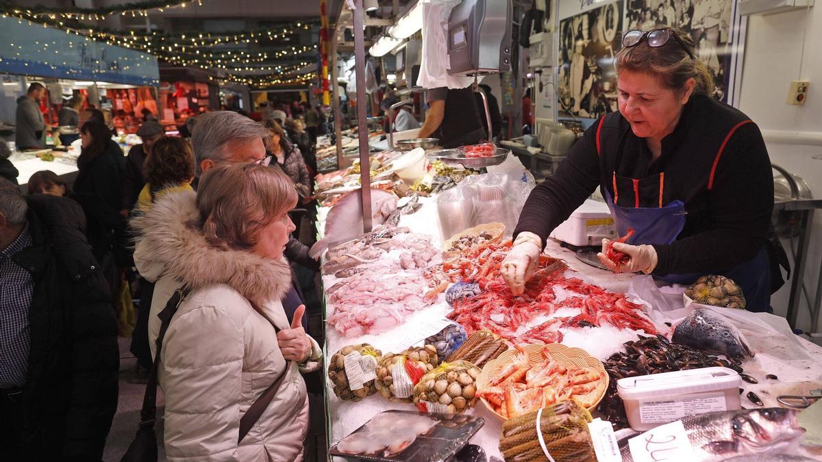 Gent comprant per nadal al mercat.