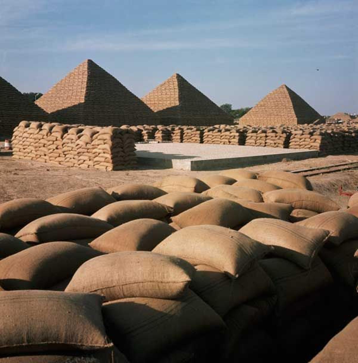 Pirámides de sacos de cacahuetes