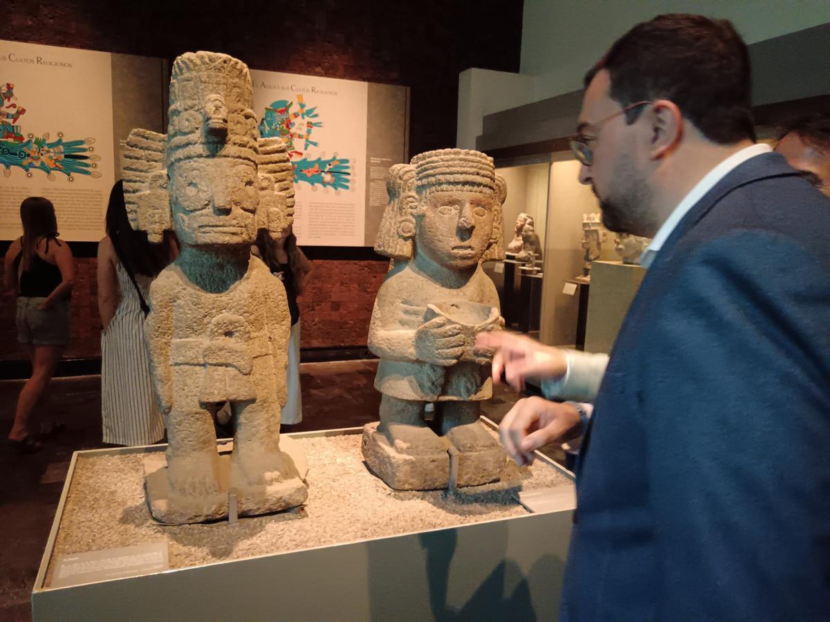 Barbón se acerca a una figura del dios Tláloc en el Museo de Antropología de México.