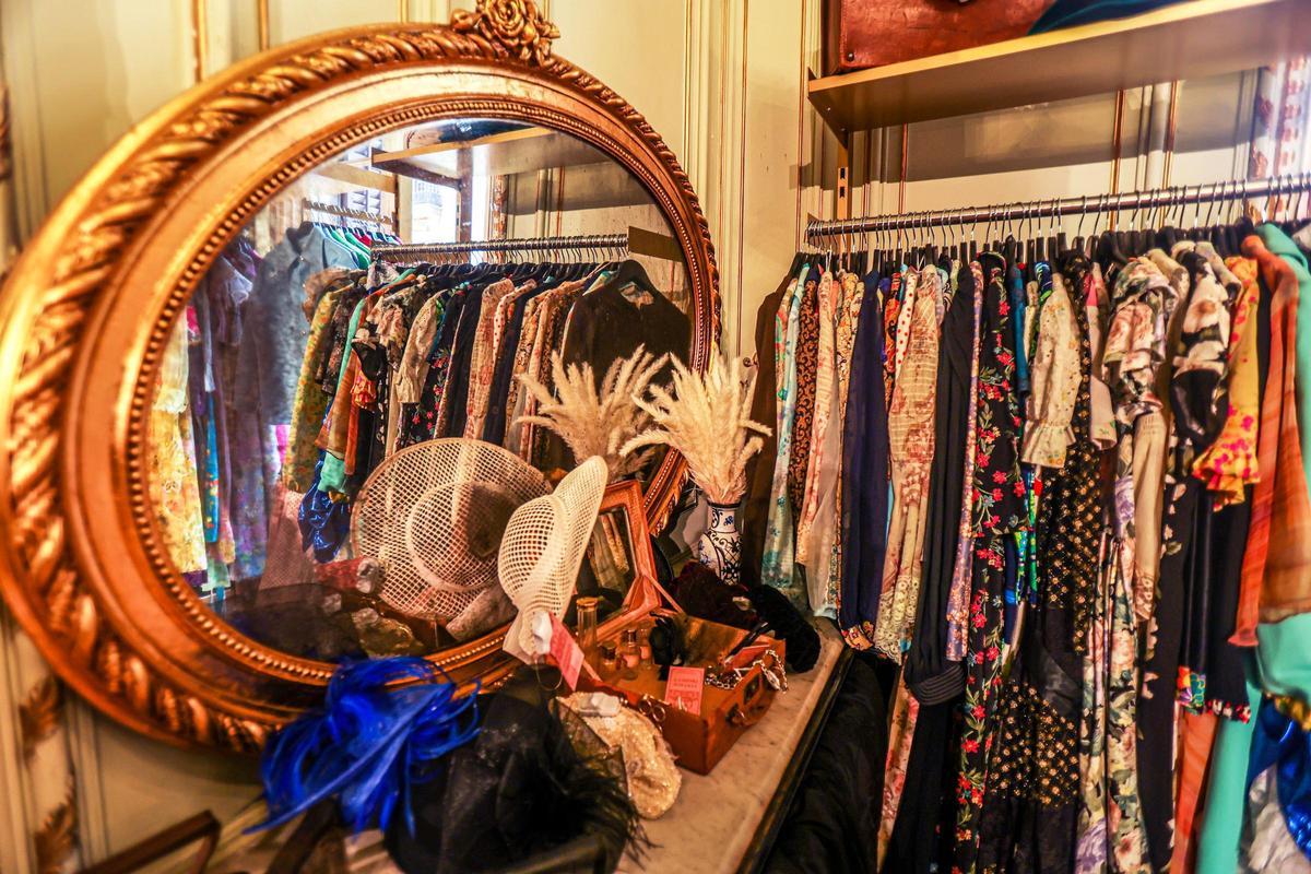 Muchos estampados de flores y mucha lentejuela, en la sala de los 70 y 80 de la Casa Gralla. Muchos estampados de flores y mucha lentejuela, en la sala de los 70 y 80 de la Casa Gralla.