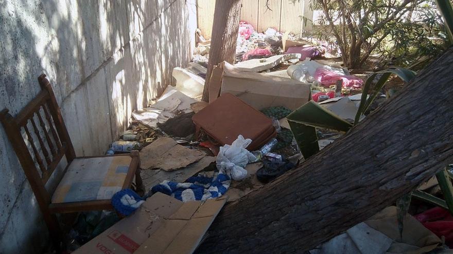 El vertedero en los jardines de la antigua sede de Correos de la avenida de Andalucía sigue imparable su marcha.