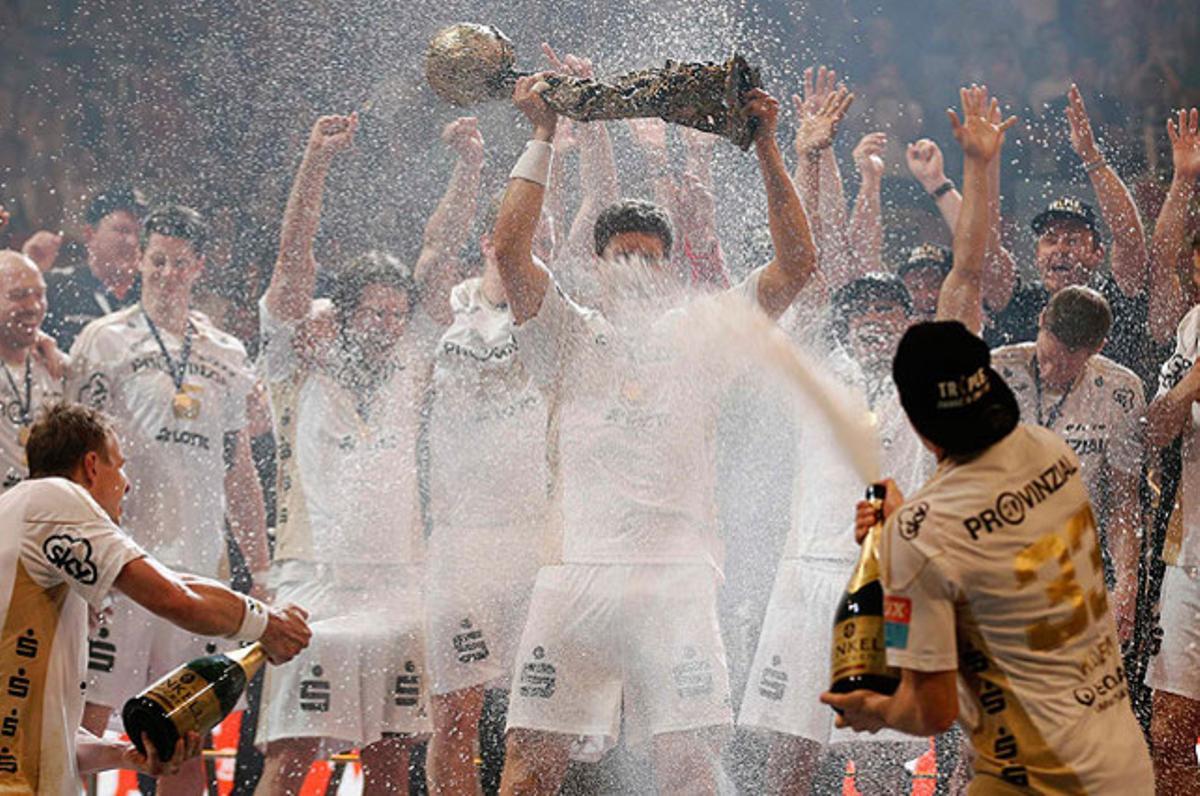 Els jugadors de l’equip d’handbol THW Kiel celebren amb xampany la victòria en la final de la Lliga de Campions contra l’Atlètic de Madrid, disputada a la ciutat alemanya de Colònia aquest cap de setmana.