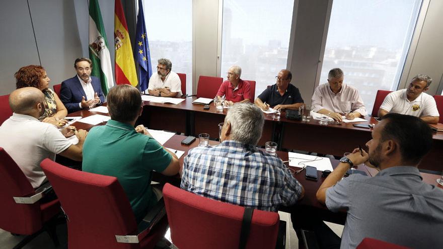 Un instante de la reunión mantenida hoy en la sede de Fomento.