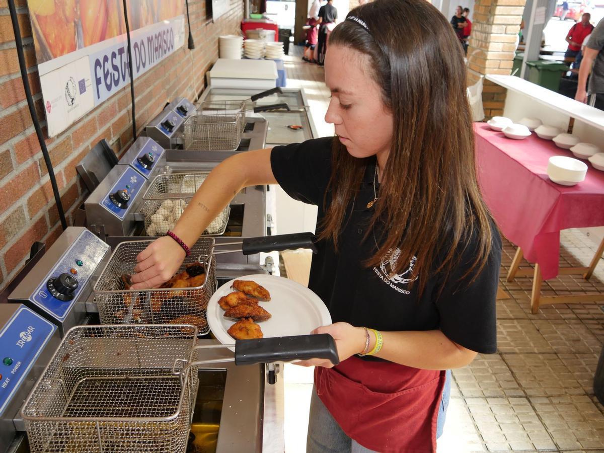 Una joven cocinera preparando una ración de mejillones tigre.