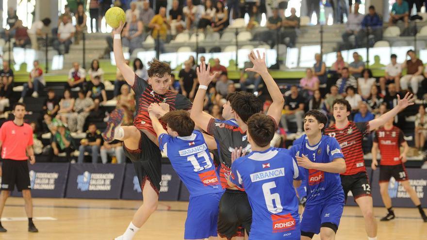 Numerosos aficionados arroparon al equipo juvenil en su semifinal. |  // BERNABÉ/JAVIER LALÍN