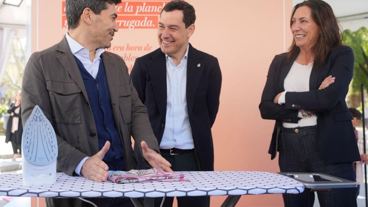 El presidente andaluz, Juanma Moreno, y la consejera Loles López, en la presentación de la campaña.