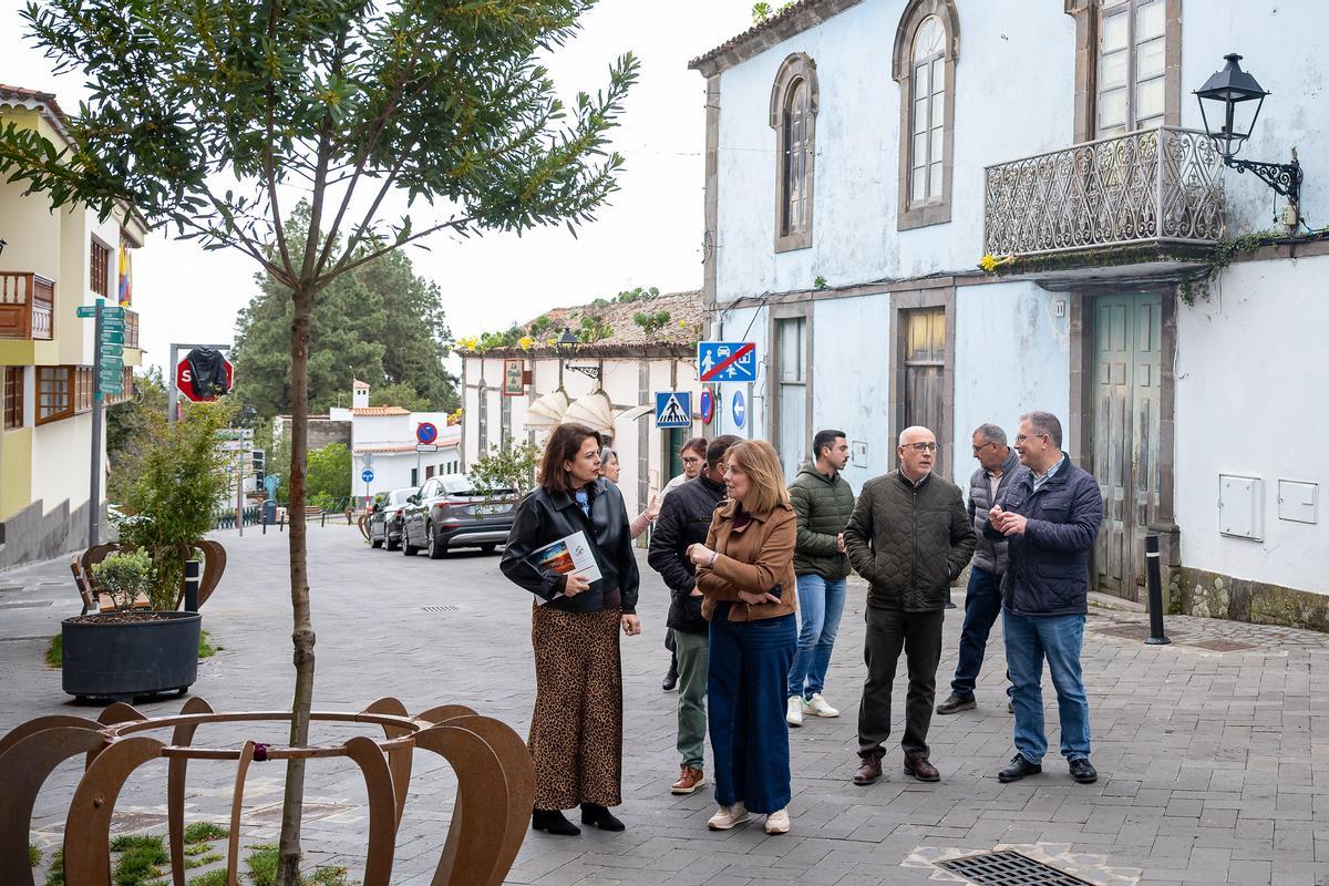 Visita al municipio de Valleseco del presidente del Cabildo de Gran Canaria, Antonio Morales, acompañado por la consejera de Desarrollo Económico, Minerva Alonso, junto a su alcalde José Luis Rodríguez.
