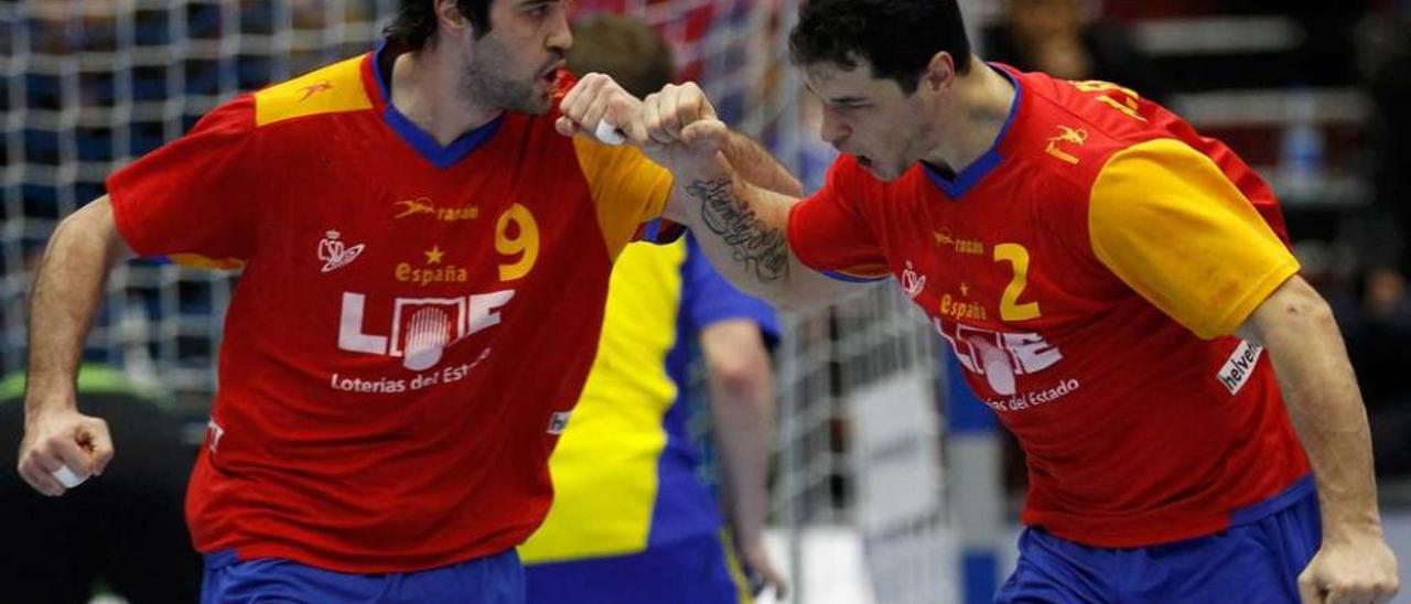Alberto Entrerríos, a la derecha, celebra un gol con la selección con su hermano Raúl.